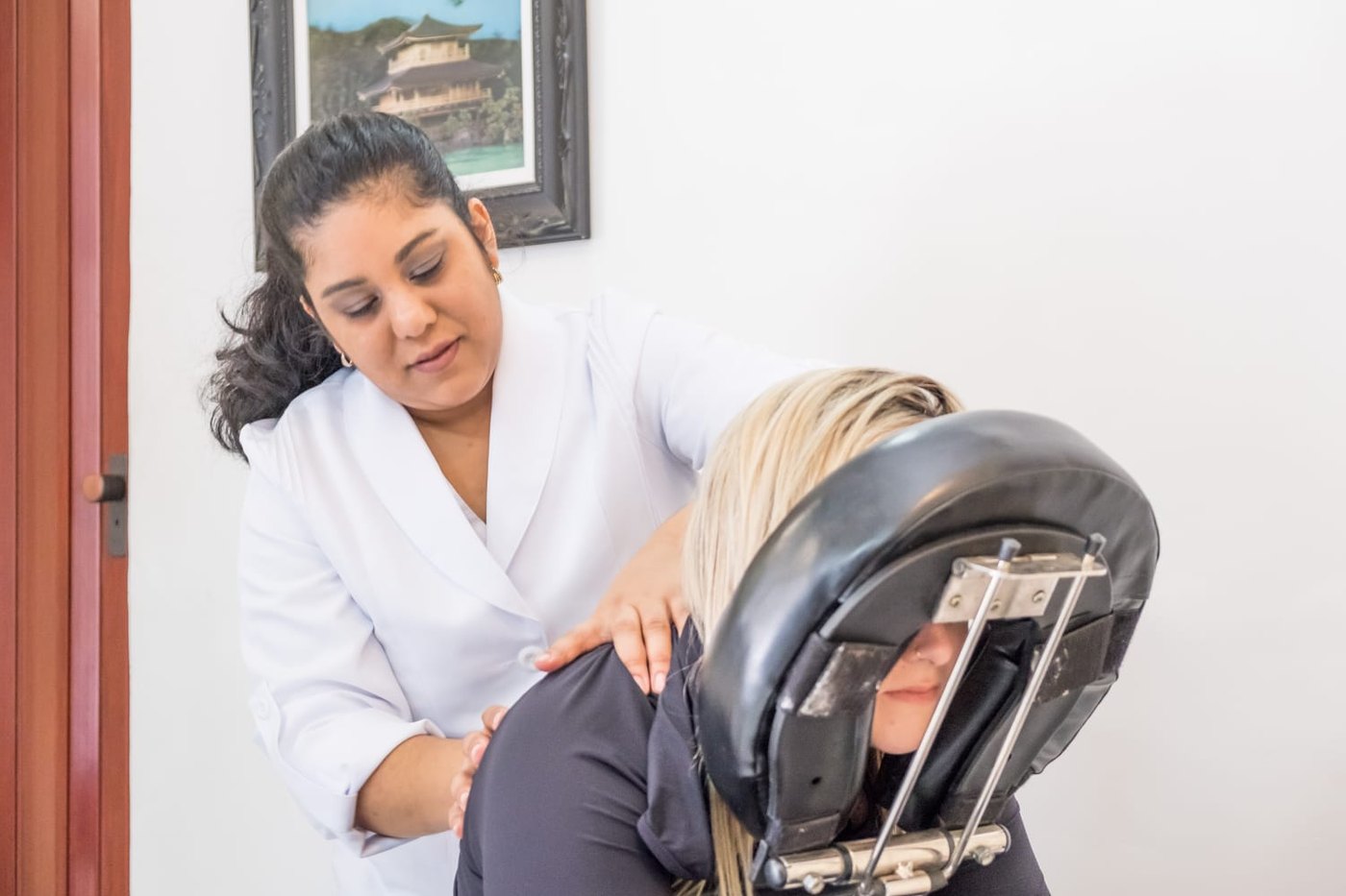 Aula prática de Shiatsu — atendimento real na Toshimi